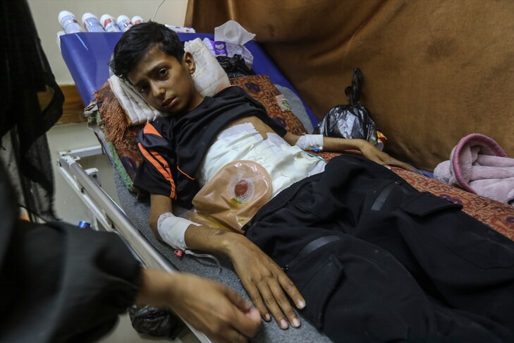 İsrail saldırısında ağır yaralanan 13 yaşındaki Ali, tedavi için Gazze'den tahliye edilmeyi bekliyor