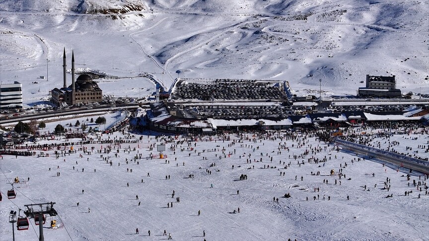 Erciyes'tesezon kapanmadan ziyaretçi rekoru kırdı