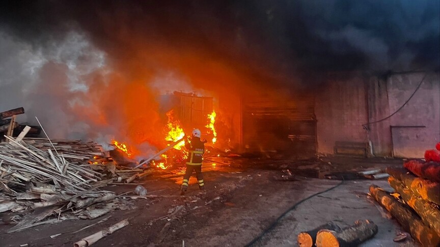 Edirne'de kereste fabrikasında çıkan yangına müdahale ediliyor