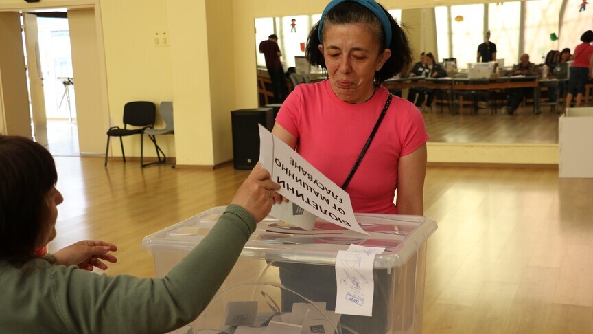 Zgjedhjet në Bullgari  partia  Bullgaria Progresive  kryeson me 44 7 për qind ndërsa numërimi i afrohet përfundimit