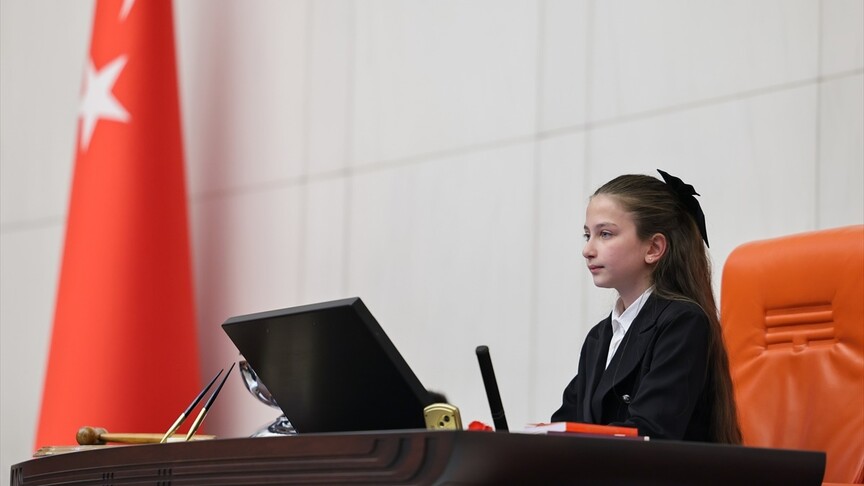 TBMM çocuk özel oturumunu 6. sınıf öğrencisi İnci Yıldız Şentürk yönetti