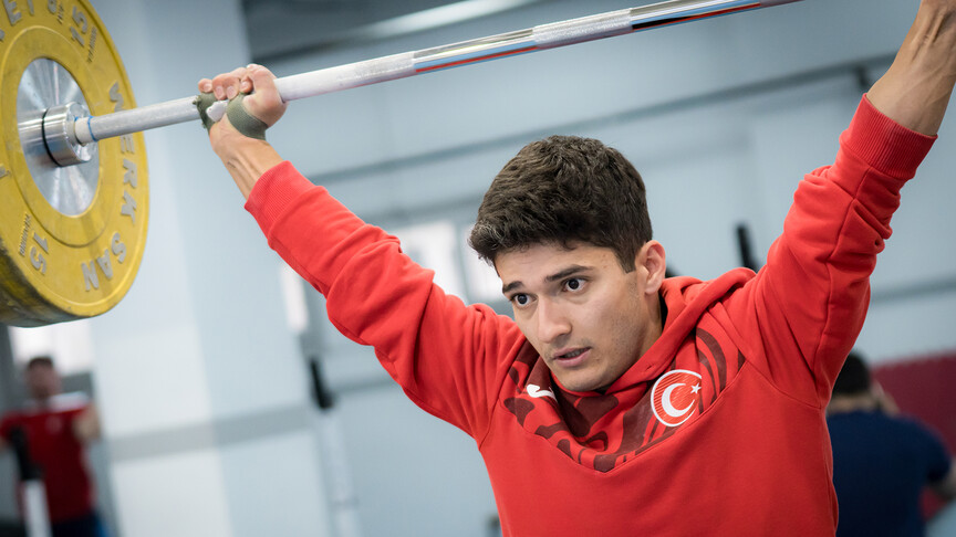 Milli halterci Muhammed Furkan Özbek, erkekler 65 kiloda rekor kırarak şampiyon oldu