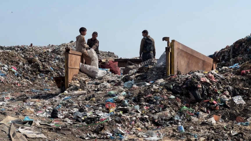 Gazzeli çocuklar, kaldıkları çadırların yakınlarındaki çöp yığınları arasında büyüyor
