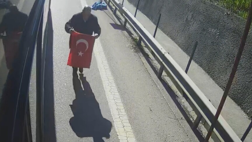 İstanbul'daotobüs şoförü bayrağı yerden aldı
