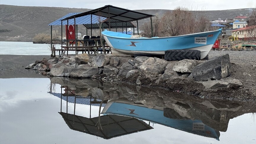 Çıldır Gölü’nün yüzeyini kaplayan buzlar erimeye başladı