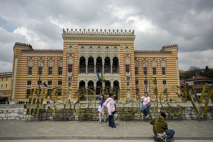 Me dëshmitë e saj historike  Biblioteka Vijeqnica  kujtesa e Sarajevës  qëndron në këmbë prej 130 vitesh
