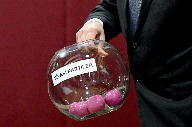 6 beldede 7 Haziran'da yapılacak ara seçimlere katılacak partilerin oy pusulasındaki yerleri belirlendi