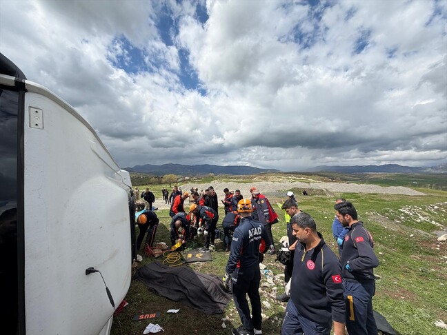 Diyarbakır'da midibüsün devrilmesi sonucu ilk belirlemelere göre 11 kişi yaralandı
