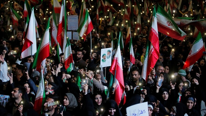 İran'ın başkenti Tahran'da binlerce kişi ABD ve İsrail'i "füzeler eşliğinde" protesto etti