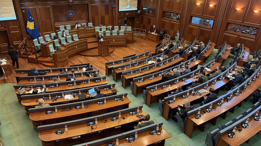 Pushteti dhe opozita përplasen në Kuvendin e Kosovës për sektorin e energjisë elektrike