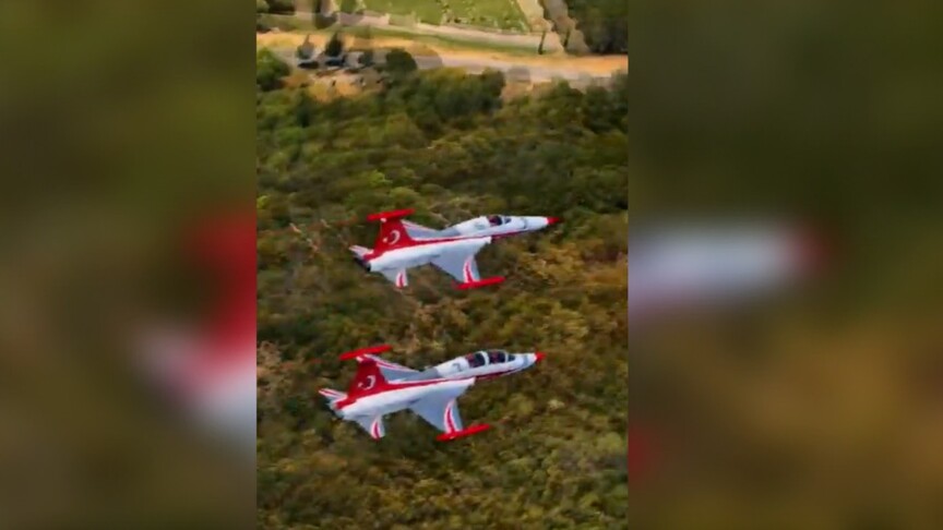 Türk Yıldızları'ndan 57'nci Alay'a saygı uçuşu