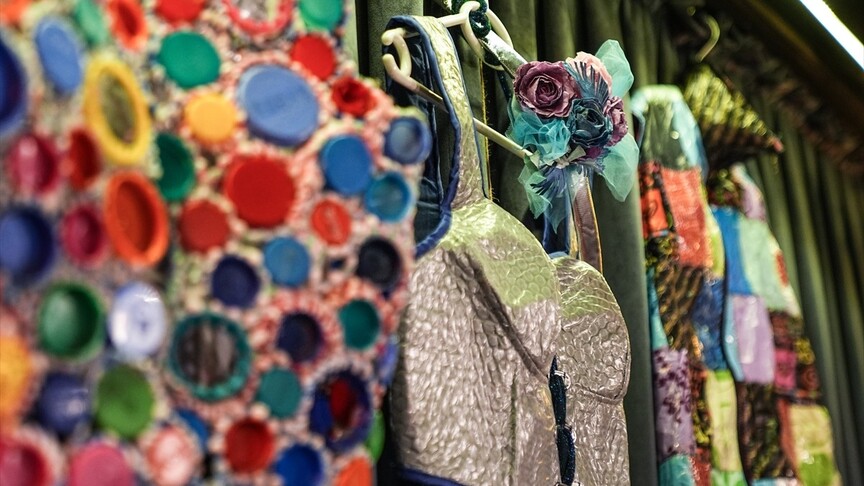Çöpe atılan plastik atıklar portre ve kostüme dönüşüyor