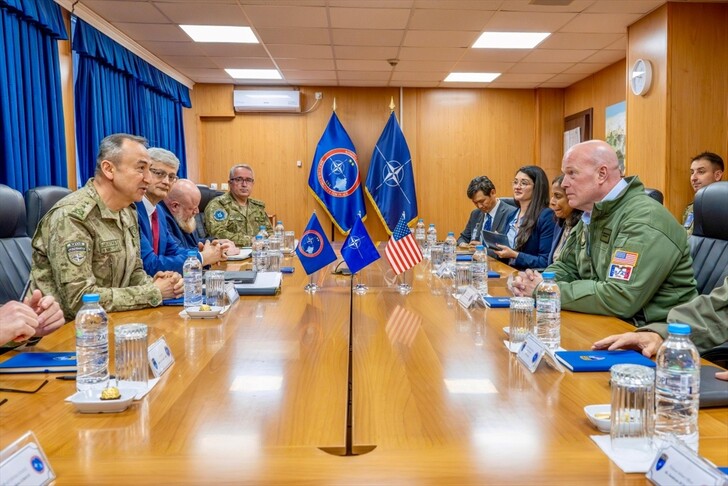 Komandanti i KFOR it pret ambasadorin amerikan në NATO  diskutojnë për sigurinë në Kosovë