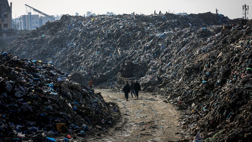 Gazze'de çöpler arasında kötü koku soluyarak yaşayan Filistinliler için "savaş" sürüyor