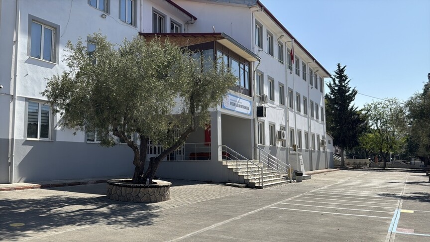 Kahramanmaraş'ta saldırıya uğrayan okuldaki öğrencilerin eşyaları velilere teslim ediliyor