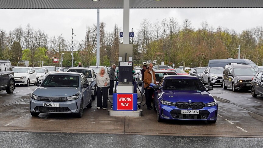 İngiltere'de yıllık enflasyon artan akaryakıt fiyatlarının etkisiyle martta yüzde 3,3'e yükseldi