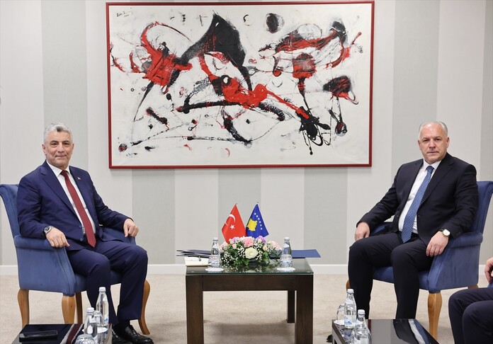 Ministri Bolat takon zv kryeministrin Damka dhe komandantin e KFOR it  Ulutas