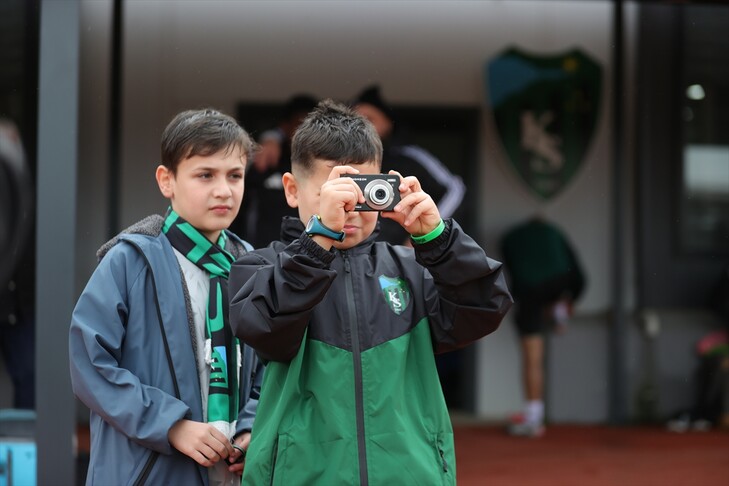 Serdar Dursun'dan golünü tuşlu cep telefonuyla kaydeden minik taraftara anlamlı hediye