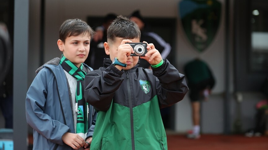 Serdar Dursun'dan golünü tuşlu cep telefonuyla kaydeden minik taraftara anlamlı hediye