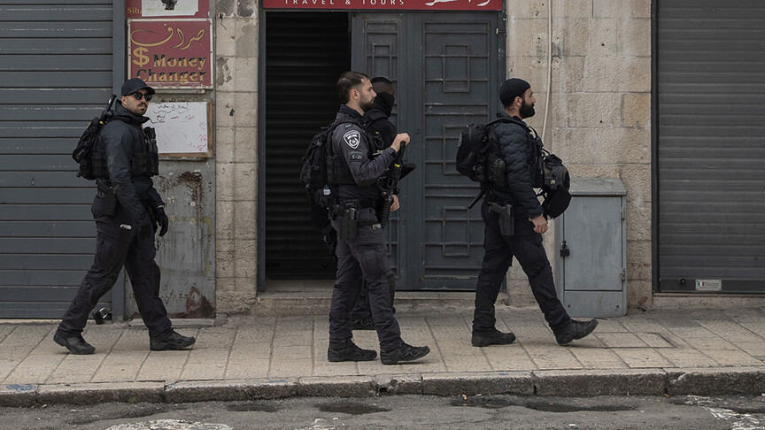 İsrail polisi, Filistin ve İsrail bayraklı kipa takan Yahudi'yi gözaltına aldı, Filistin bayrağını kesti