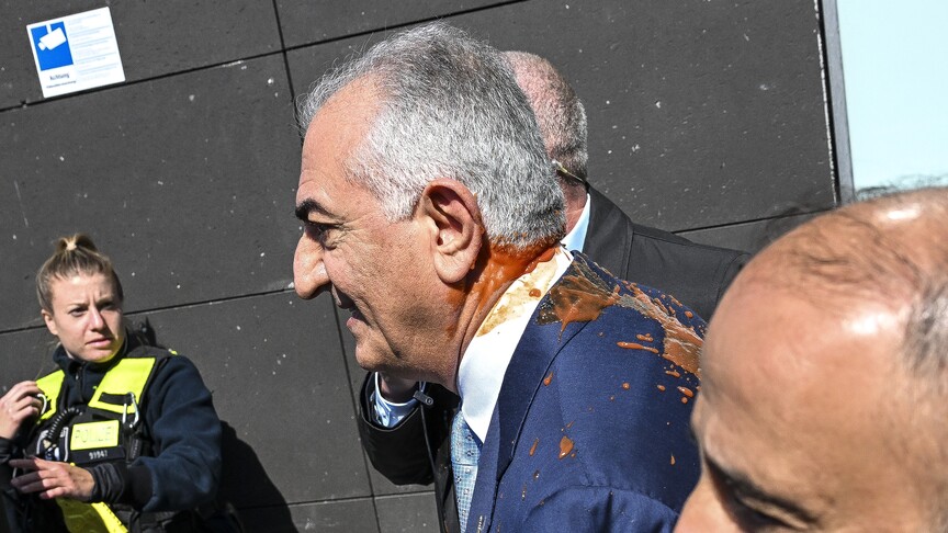 Figura opozitare iraniane  Reza Pahlavi  spërkatet me bojë të kuqe gjatë vizitës në Gjermani