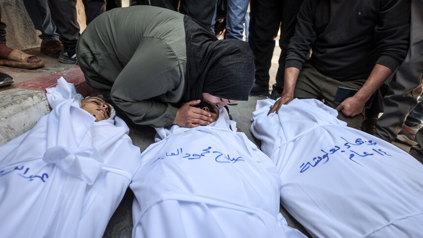 Filistinli annenin İsrail saldırısında kaybettiği çocuklarına vedası yürek burktu