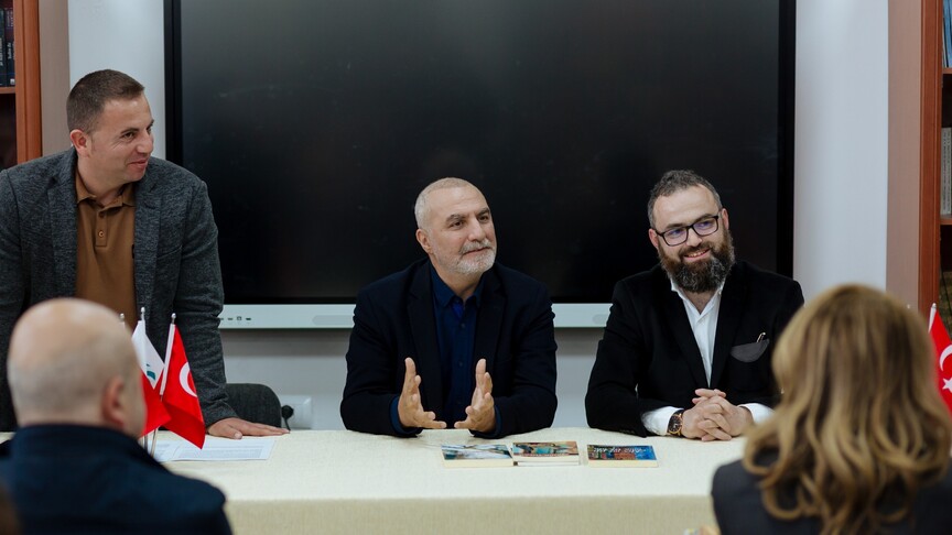 Shqipëri  mbahet bashkëbisedim me shkrimtarin turk Tarik Tufan