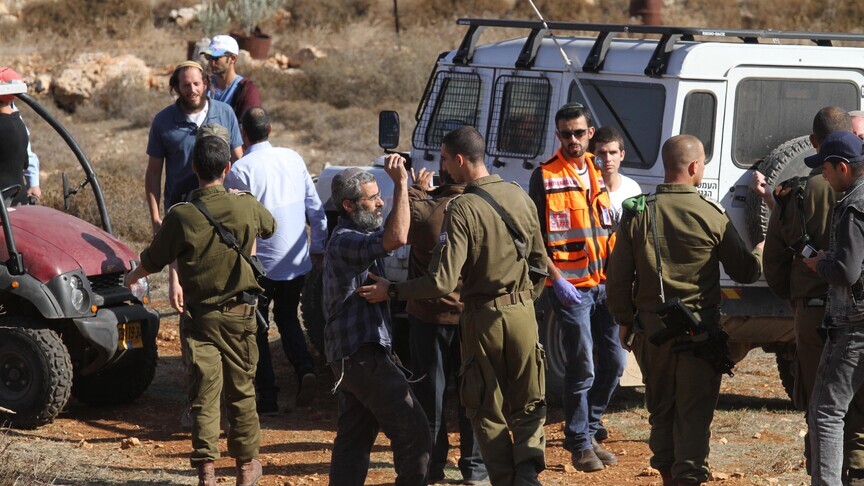 Pushtuesit izraelitë sulmojnë fermerin palestinez në Bregun Perëndimor  duke e lënduar në fytyrë dhe kokë