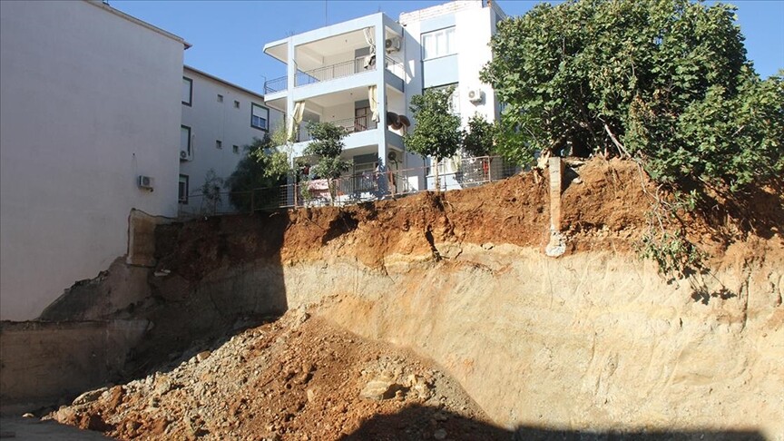 Një punëtor humb jetën dhe 3 të tjerë plagosen pas shembjes së dheut në një kantier ndërtimi në Shkup