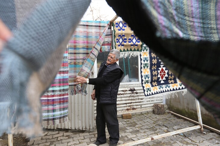 Turqi  78 vjeçari transformon me bashkëshorten pëlhurat në qilima në garazhin e shtëpisë