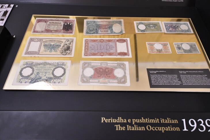Koleksioni i rrallë i monedhave dhe kartëmonedhave shqiptare i ekspozuar në Tiranë