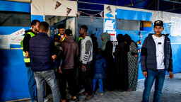 غزة.. دير البلح تقترع بعد 22 عاماً وسط آمال بإحياء الديمقراطية