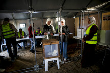 داخل خيام.. دير البلح تشهد أول انتخابات محلية في غزة منذ 22 عاما