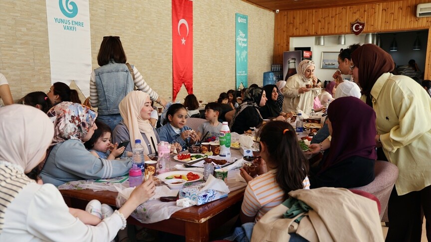 Ürdün'de yaşayan Türk çocukları her hafta Yunus Emre Enstitüsü'ndeki "Köklere Tutunmak" etkinliğinde buluşuyor