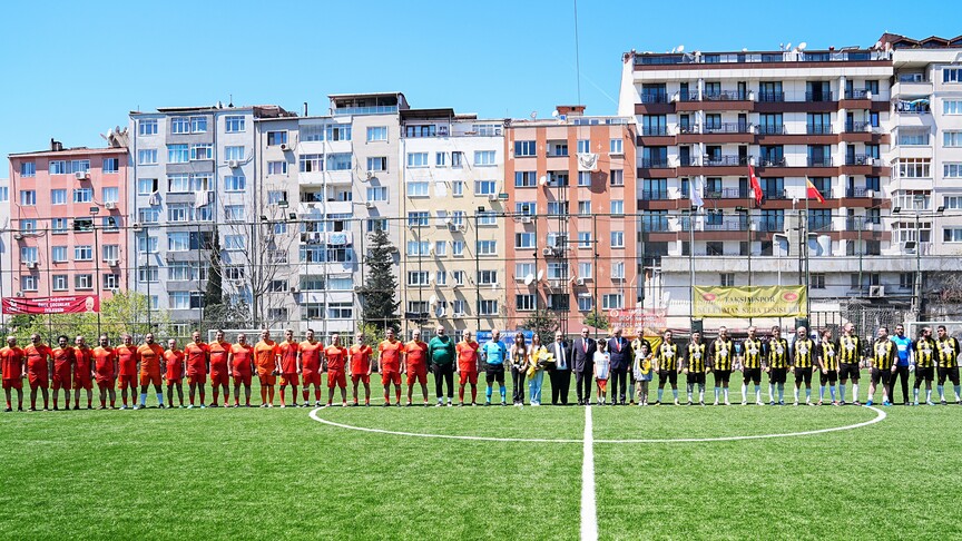 Yıllar sonra oynanan tarihi derbide dostluk kazandı