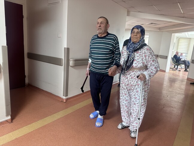 Çifti i të moshuarve iu nënshtrua ndërhyrjes kirurgjikale së bashku dhe u ngritën në këmbë të lumtur