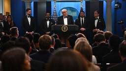 Trump, Beyaz Saray Muhabirleri Derneği yemeğinde silah sesleri duyulması üzerine salondan çıkarıldı