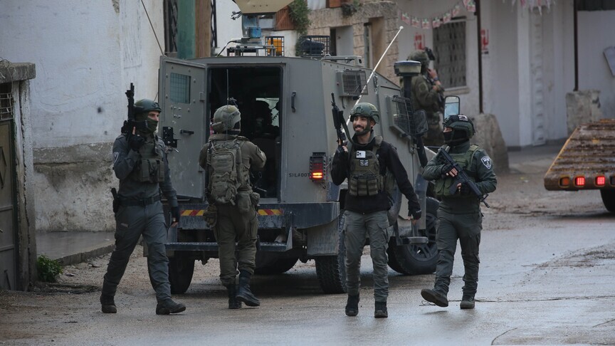 Izraeli bastisi Nablusin dhe kampin e refugjatëve Qalandia në Bregun Perëndimor