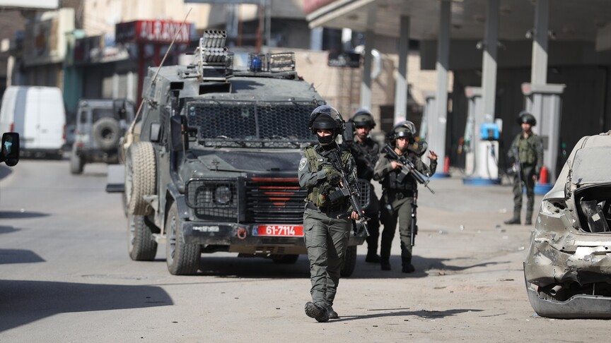 İsrail ordusu Kudüs'teki Kalendiya Mülteci Kampı'na baskın düzenleyerek bazı evlere el koydu