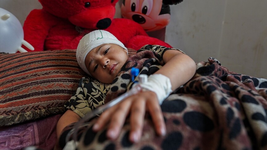 İsrail'in Gazze'de ateşkese rağmen hedef aldığı okulda yaralanan çocuk kısmi felç geçirdi