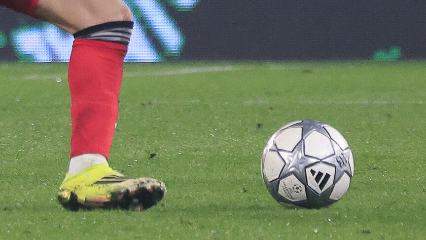 Ağzını kapatarak ayrımcılık yapan futbolcular kırmızı kart görecek