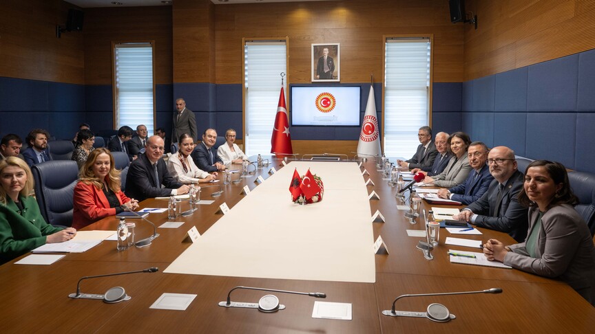 Kreu i komisionit parlamentar turk  Fuat Oktay  pret në takim delegacionin parlamentar nga Shqipëria