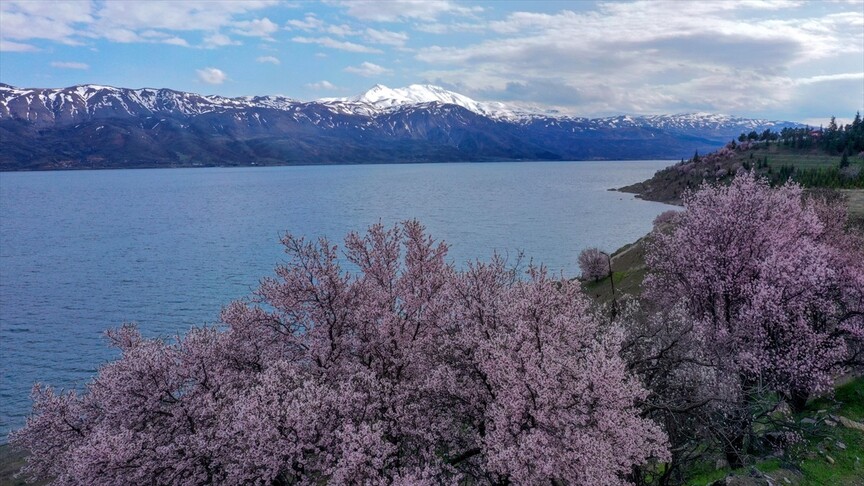 Hazar Gölü ziyaretçilerine baharın ve kışın renklerini bir arada sunuyor