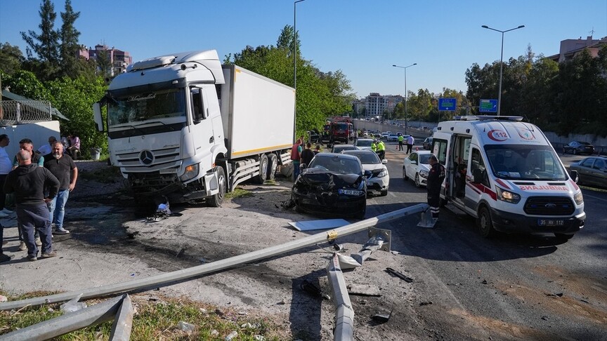 İzmir'de tırın 9 araca çarptığı kazada 3 kişi öldü, 4 kişi yaralandı