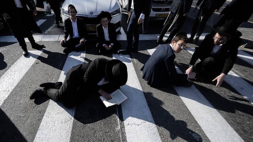 İsrail'de zorunlu askerlik karşıtı yüzlerce Haredi protestocu, Batı Kudüs'e giriş yolunu kapattı