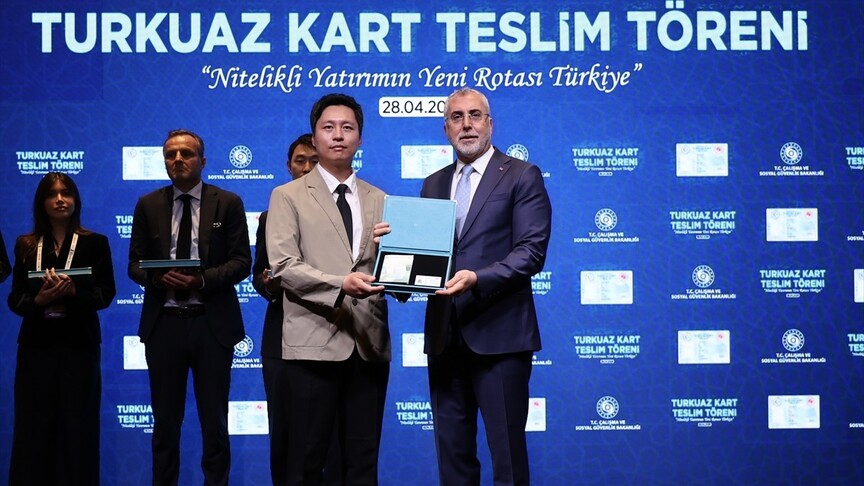 Türkiye'ye yatırım yapan 22 firmanın temsilcisine Turkuaz Kart verildi