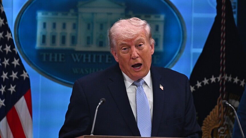 Trump kërkon nga ABC të shkarkojë prezantuesin Jimmy Kimmel  sa më shpejt  për shkak të një shakaje për Melanian