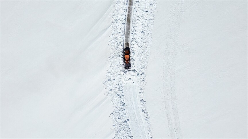 Bayburt'un yüksek kesimlerinde karla mücadele çalışmaları devam ediyor