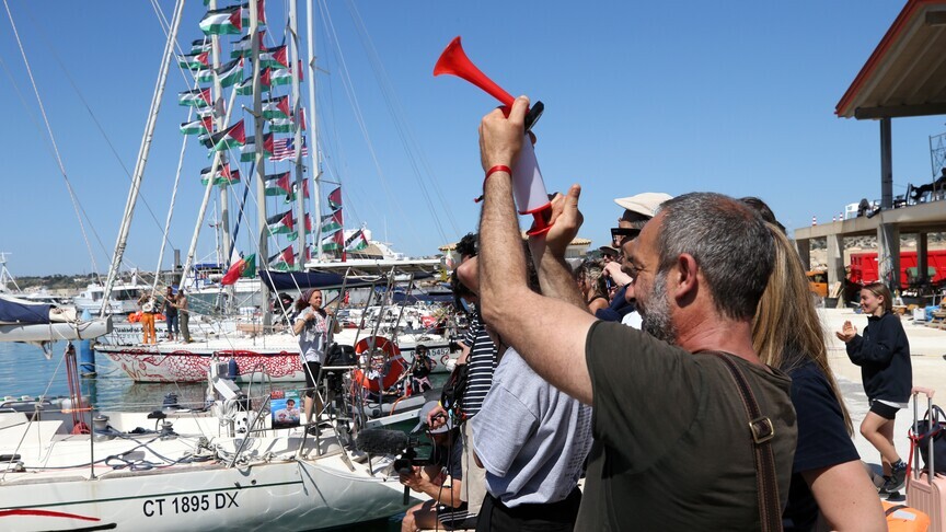 Aktivistët e Flotiljes Globale Sumud thonë se po i afrohen fregata dhe anije luftarake  komunikimet po bllokohen