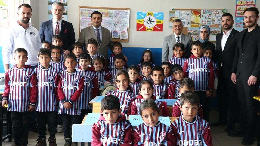 Trabzonspor'dan Ağrı'daki köy okulu öğrencilerine forma sürprizi
